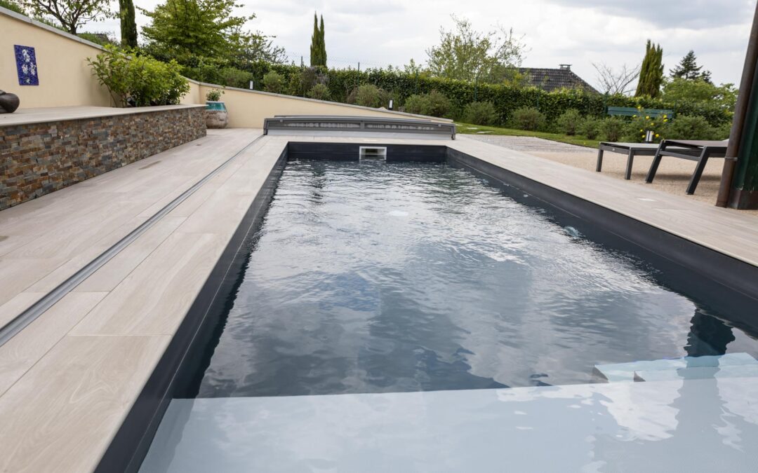 Création de piscine à Ornans : choisir entre piscine naturelle ou traditionnelle pour un oasis familial