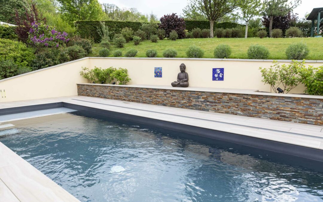 Création de piscine dans le Doubs : une piscine sur-mesure pour votre extérieur